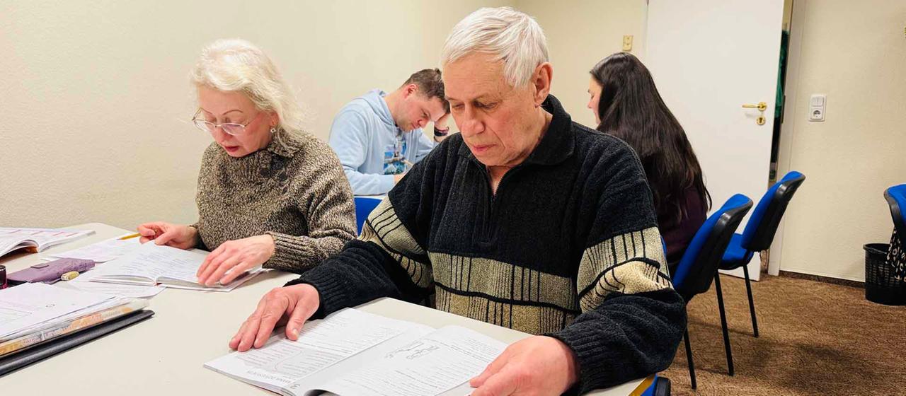 Russischsprachige Bürger lernen in Riga (Lettland) Lettisch