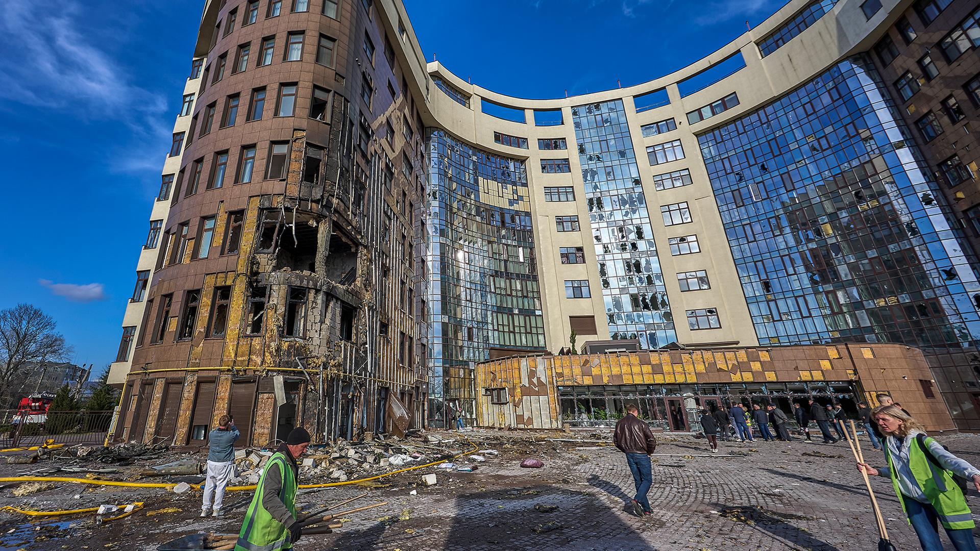 SchÃ¤den an einem Wohnhaus in Charkiw im Nordosten der Ukraine. | EPA