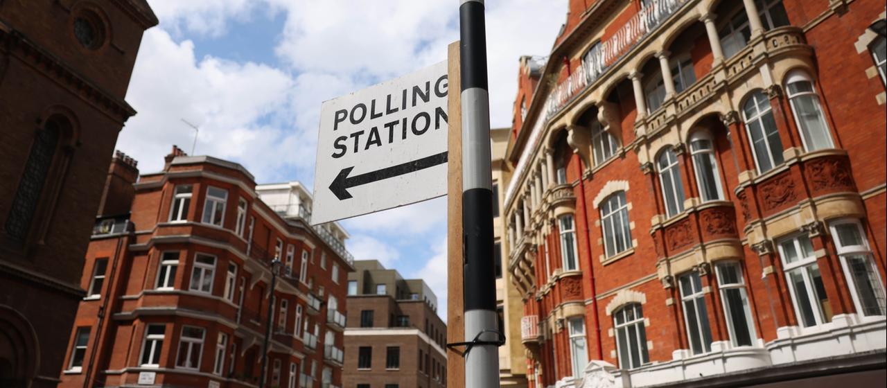 Ein Schild, das ein Wahllokal ausweist in London.