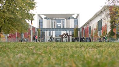 Menschen stehen vor dem Kanzleramt