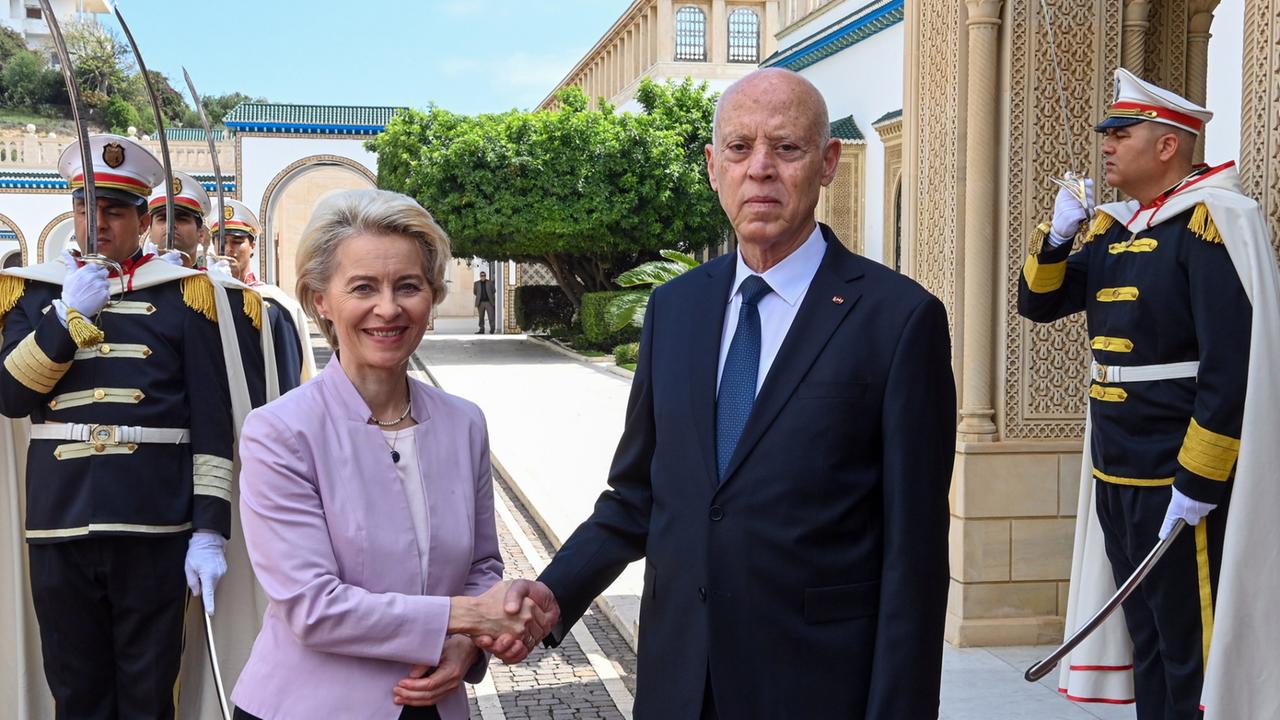 Von der Leyen und Saied geben sich in Tunis (Tunesien) die Hand.