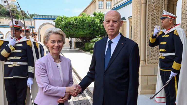 Von der Leyen und Saied geben sich in Tunis (Tunesien) die Hand.
