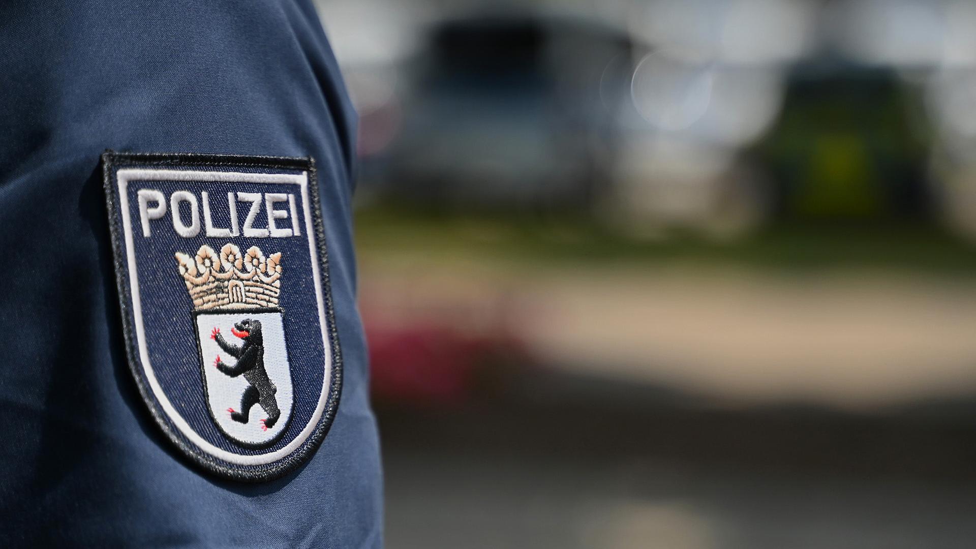 Schüsse und Erpressungen: Polizei beschlagnahmt Autos, Bargeld und Gold
