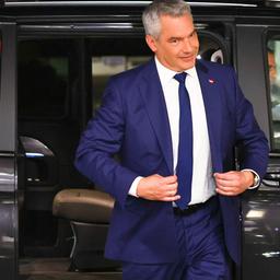 Karl Nehammer steigt aus einem Auto