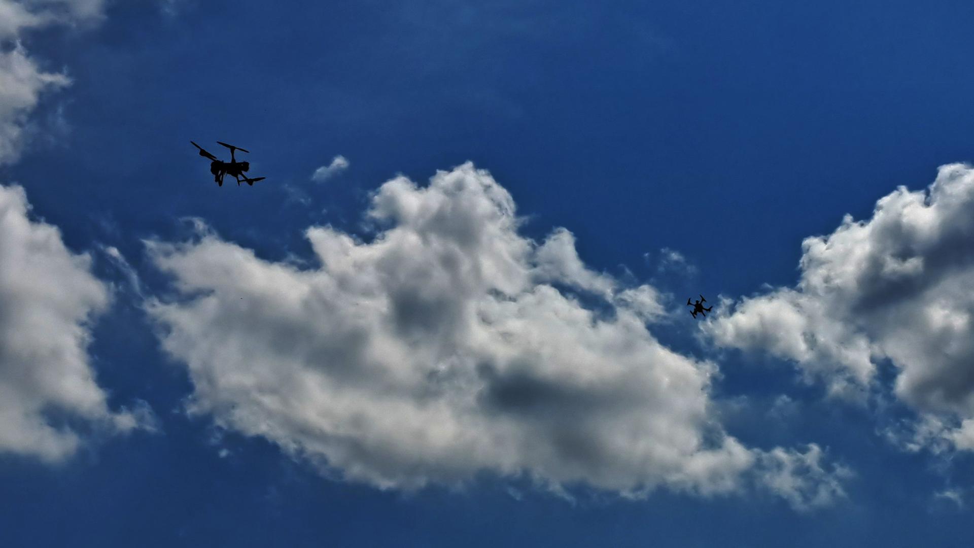 Die Abfangdrohne von Argus Interception ist am Himmel zwischen Wolken zu sehen.
