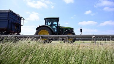 Ein Traktor fährt auf einer Straße im Itzgrund zwischen Kaltenbrunn und Untermerzbach. 