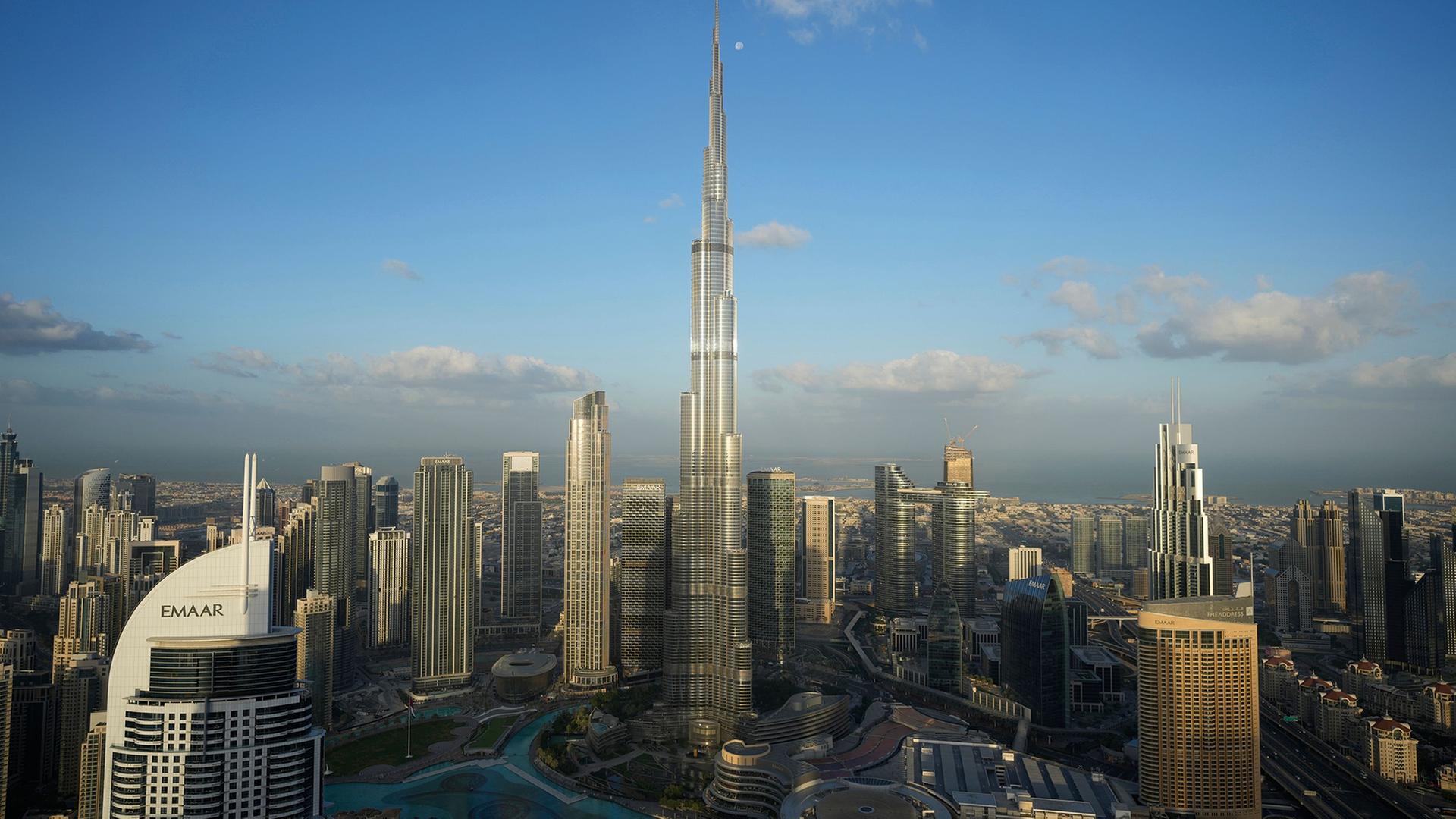 Eine Gesamtansicht der Skyline von Dubai. | Kamran Jebreili/AP/dpa