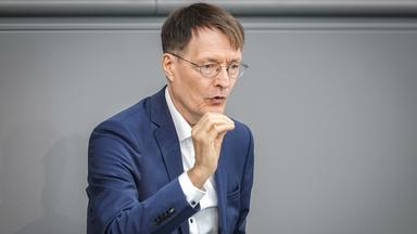 Karl Lauterbach am Redepult im Bundestag