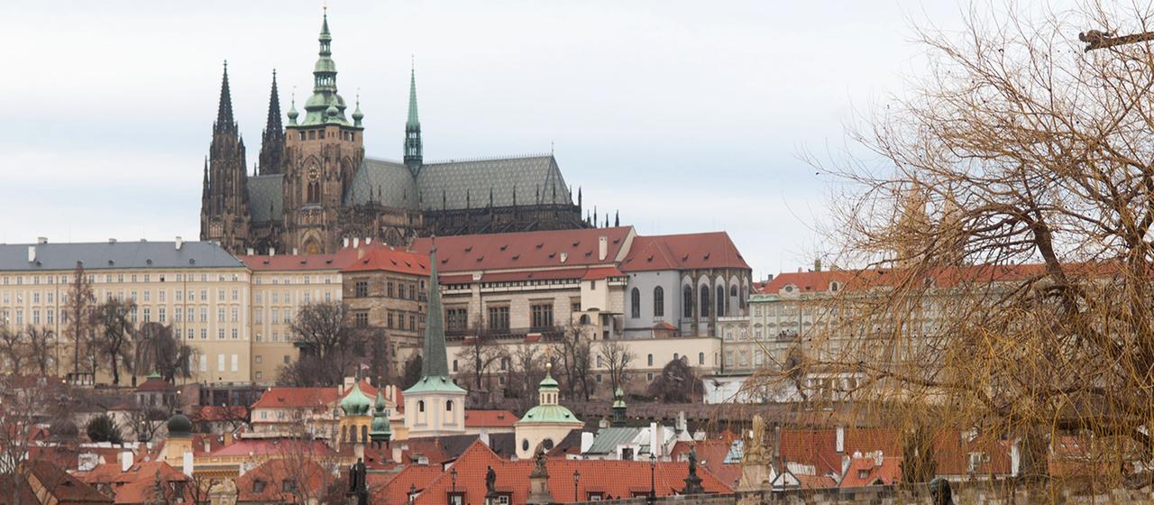 Die tschechische Hauptstadt Prag mit der Moldau.