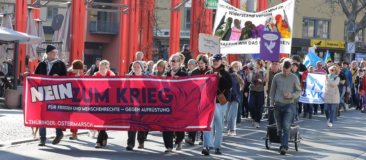 Teilnehmer einer Demonstration anlässlich der Ostermärsche der Friedensbewegung in Jena.
