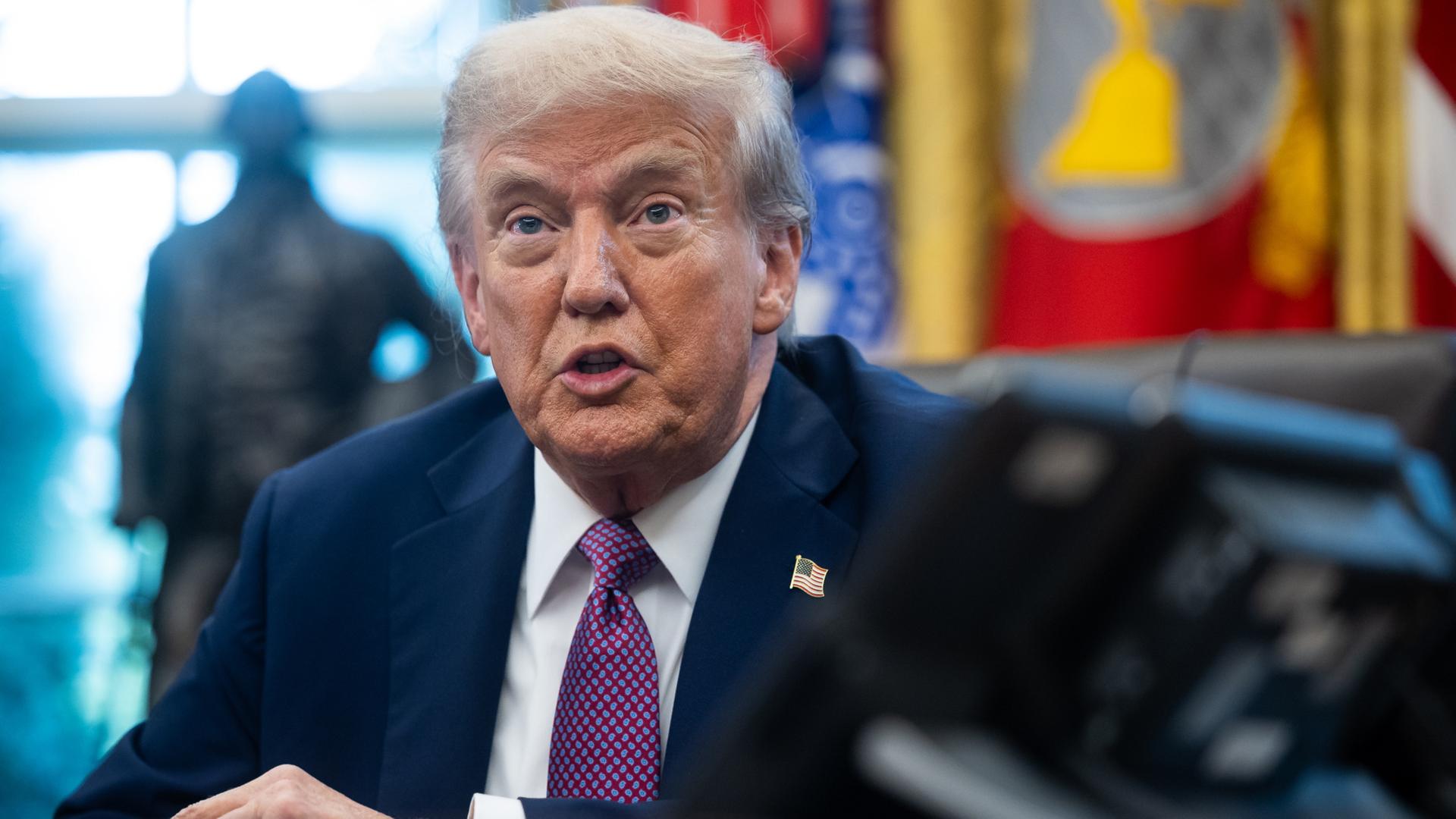 Donald Trump hinter einem Schreibtisch | EPA