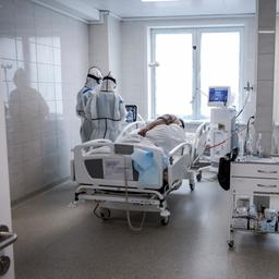 Ärzte in Schutzkleidung betreuen einen Patienten auf einer Intensivstation für Covid-19-Patienten in Moskau.