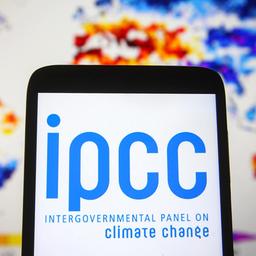 Das Logo des Zwischenstaatlichen Ausschusses für Klimaänderungen (IPCC) auf einem Smartphone-Bildschirm zu sehen.