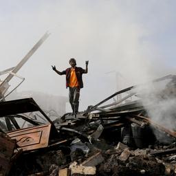 Ein Mann steht in den Trümmern eines Geschäfts für Autoreifen in der jemenitischen Hauptstadt Sanaa, das bei einem Luftangriff zerstört wurde (Archiv).