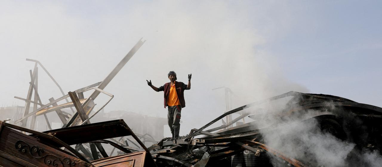 Ein Mann steht in den Trümmern eines Geschäfts für Autoreifen in der jemenitischen Hauptstadt Sanaa, das bei einem Luftangriff zerstört wurde (Archiv).