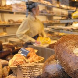 Backwaren in einer Bäckereiauslage