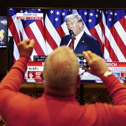 Menschen besuchen die Nevada Republican Party Watch Party im Ahern Hotel in Las Vegas, Nevada, USA.