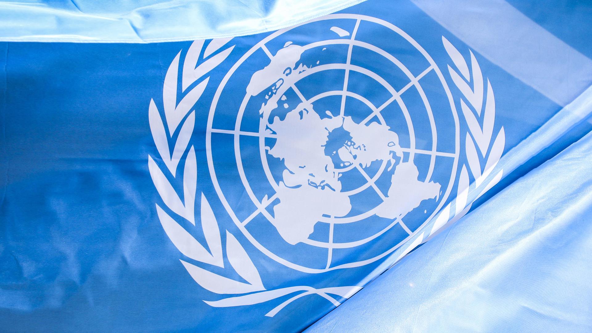 Flagge mit dem Logo der Vereinten Nationen | picture alliance / NurPhoto