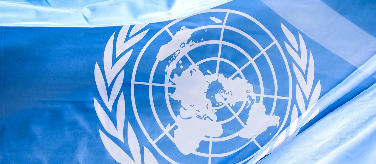 Flagge mit dem Logo der Vereinten Nationen