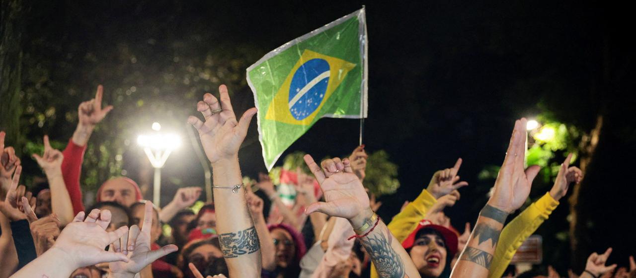 Menschen versammeln sich in São Paulo (Brasilien), um eine Rede von Lula da Silva zu hören.