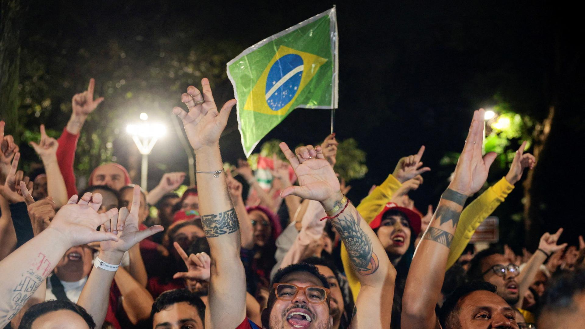 Menschen versammeln sich in São Paulo (Brasilien), um eine Rede von Lula da Silva zu hören. | REUTERS