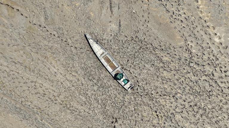 Ein Boot ist auf einem vertrockneten Flussbett im brasilianischen Amazonasgebiet zu sehen.