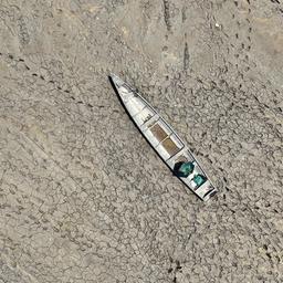 Ein Boot ist auf einem vertrockneten Flussbett im brasilianischen Amazonasgebiet zu sehen.