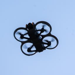 Eine Drohne im Flug.