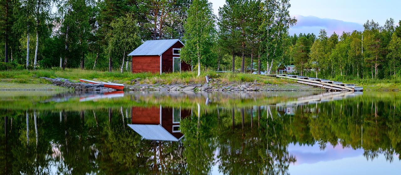Ein kleiner Ort im schwedischen Lappland an einem Ausläufer des Sees Hornavan.