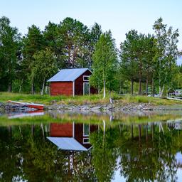 Ein kleiner Ort im schwedischen Lappland an einem Ausläufer des Sees Hornavan.