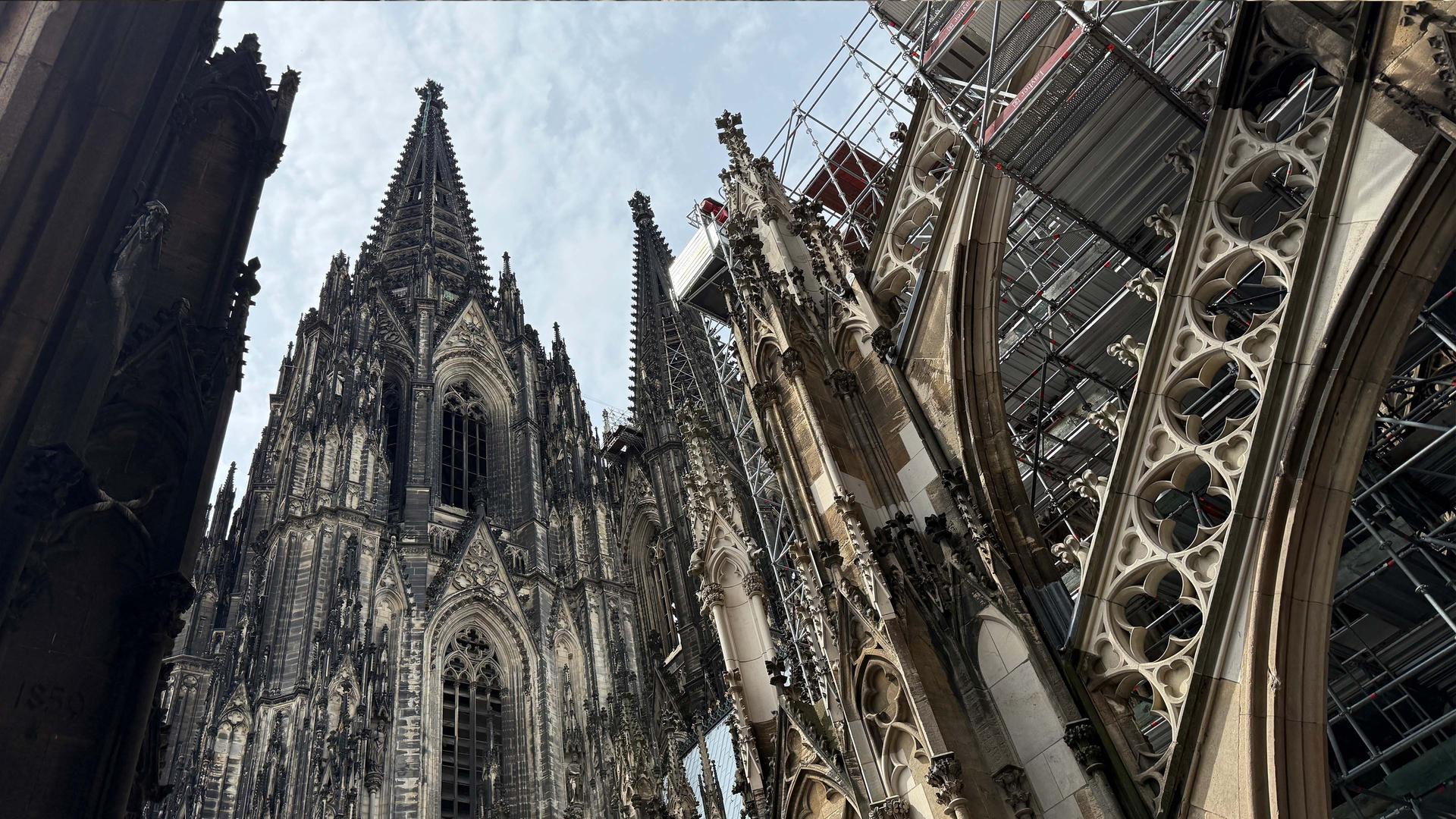 Der Kölner Dom mit Blick von einem der Seitendächer. | WDR/Andreas Palik