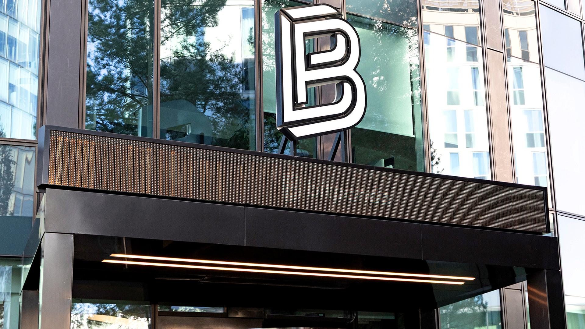 Das Logo von bitpanda ist an einem Gebäude in Wien zu sehen. | picture alliance / Weingartner-F