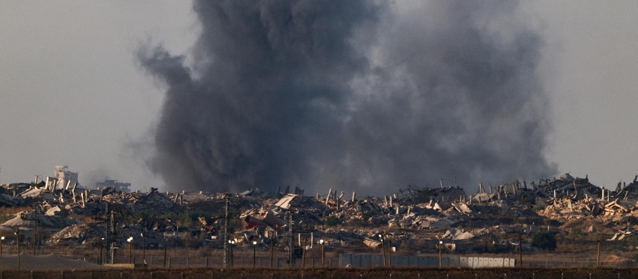 Über dem Gazastreifen steigt nach den Angriffe Rauch auf | REUTERS Über dem Gazastreifen steigt nach den Angriffe Rauch auf