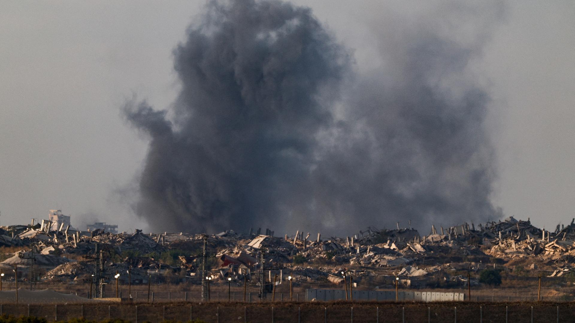 Über dem Gazastreifen steigt nach den Angriffe Rauch auf | REUTERS