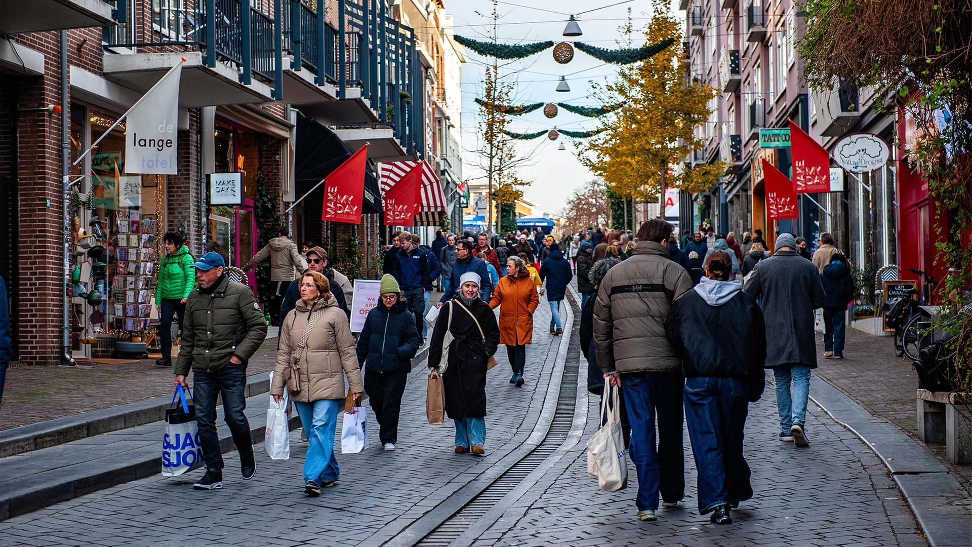 Menschen in einer Einkaufsstraße in Nijmegen, Niederlande. | picture alliance / NurPhoto