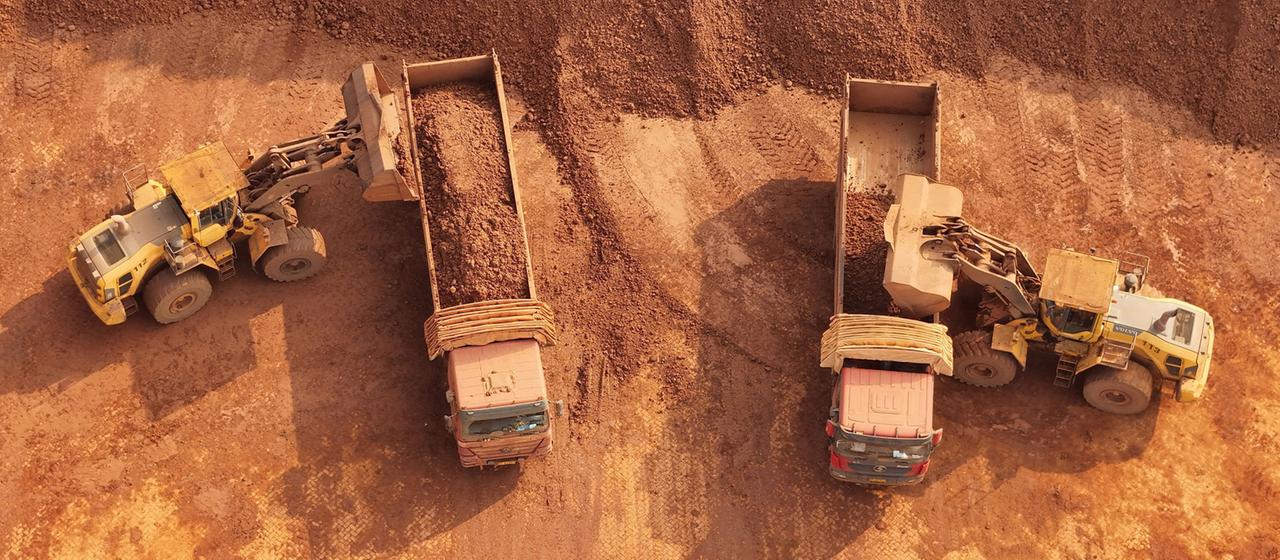 Konzentriertes Bauxit und Eisenerz im Hafen von Yantai, Shandong, China. 