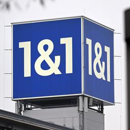 Das Logo des Telekommunikationsanbieters 1&1 steht auf dem Dach der Firmenzentrale.