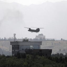 Ein US-Transporthubschrauber schwebt über der US-Botschaft in Kabul.
