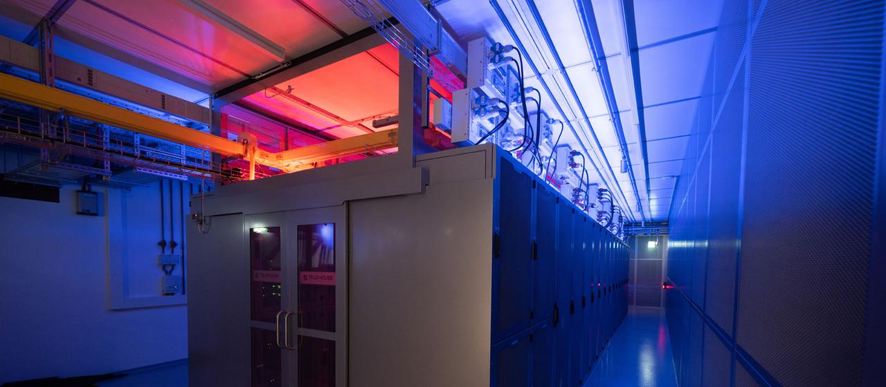 Rotes Licht leuchtet in einem Rechenzentrum.