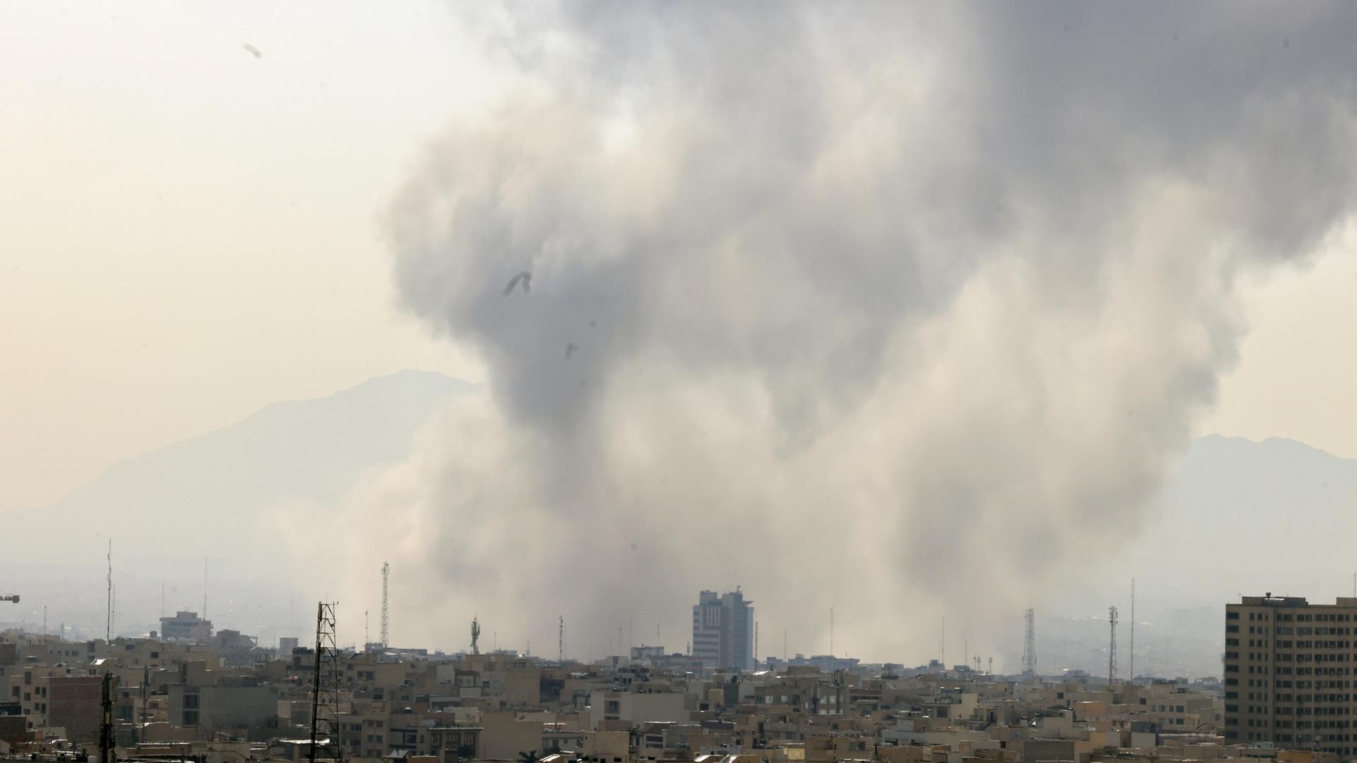 Ãber der iranischen Hauptstadt Teheran steigt Rauch auf. | EPA
