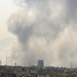Über der iranischen Hauptstadt Teheran steigt Rauch auf. 