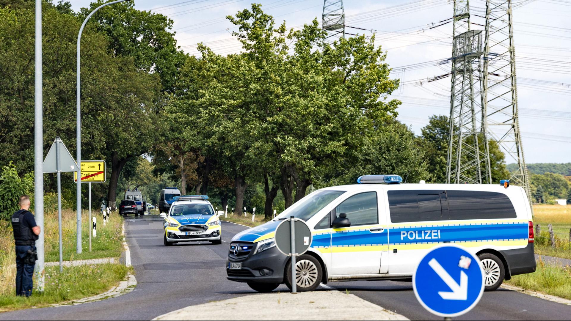 Polizeieinsatzkräfte sperren die Straße zum Umspannwerk in Turnow-Preilac, Brandenburg ab. | Frank Hammerschmidt/dpa