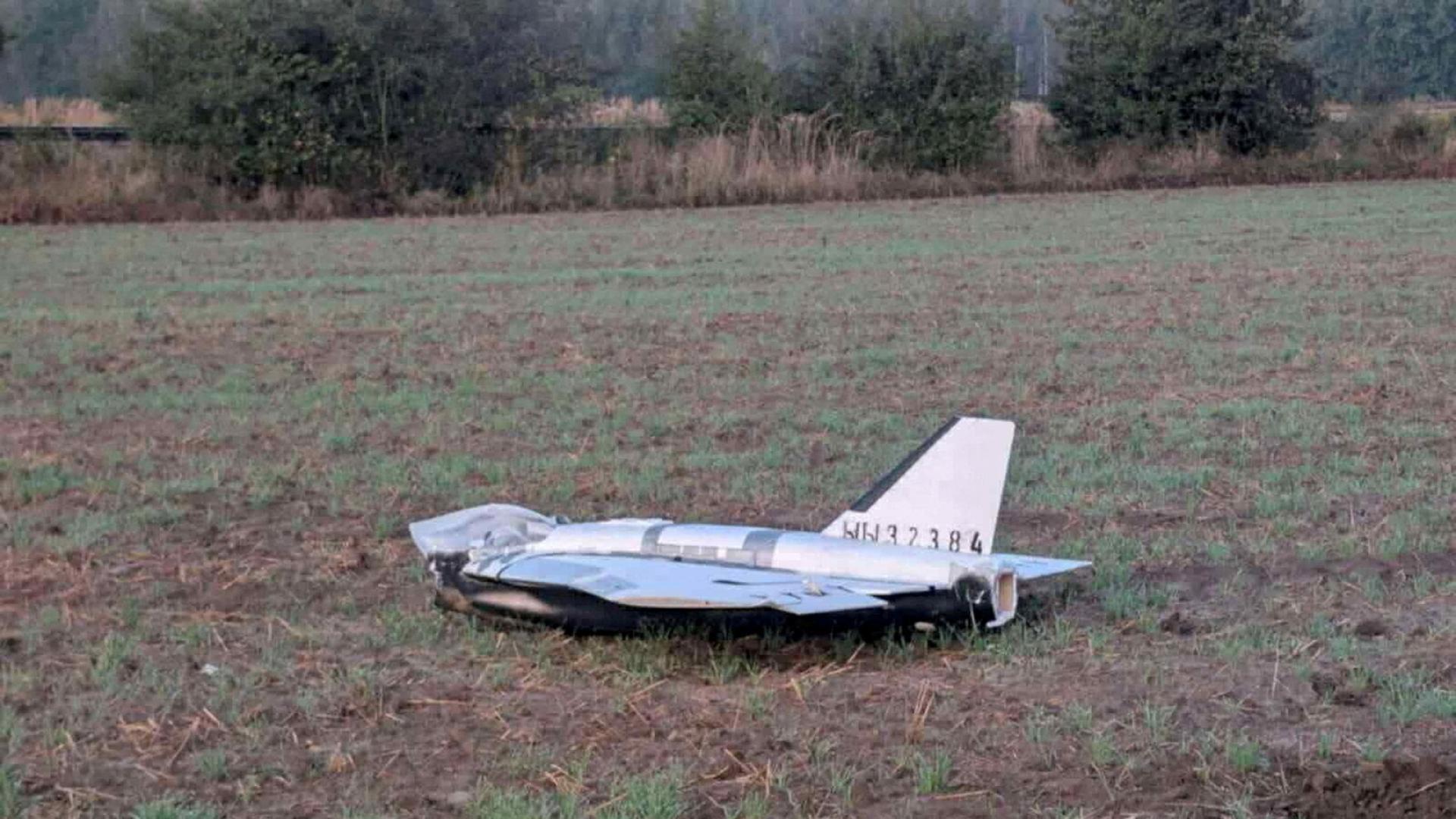 Auf diesem aus den sozialen Medien stammenden Bild ist eine beschädigte Drohne zu sehen, die im ostpolnischen Dorf Czosnowka abgestürzt ist. | Dariusz Stefaniuk/via REUTERS