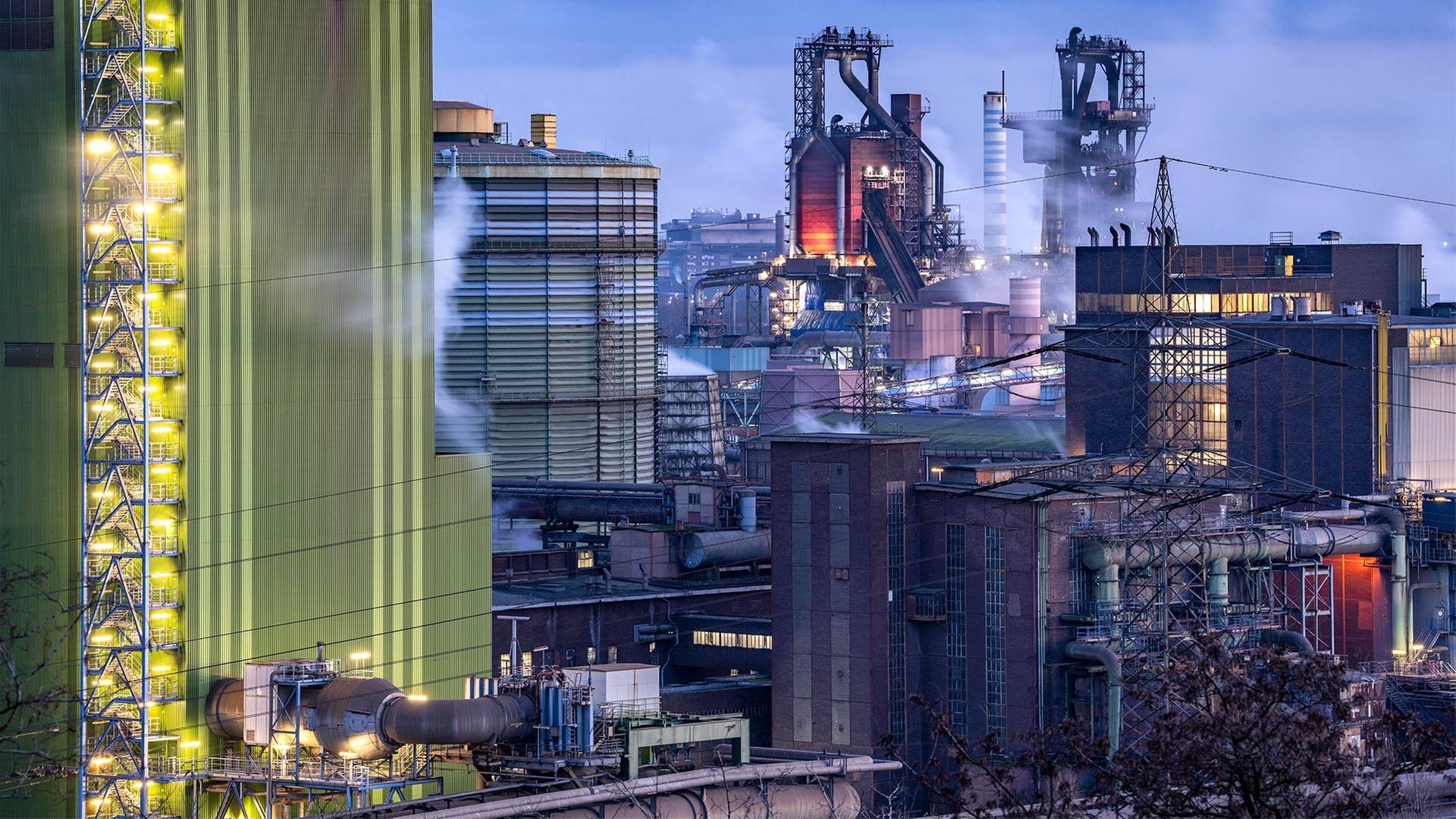 Thyssenkrupp Steel Stahlwerk in Duisburg-Bruckhausen. | picture alliance / Jochen Tack