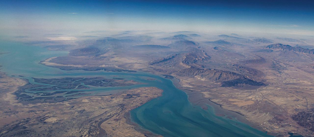Luftaufnahme der iranischen Küste und der Insel Qeshm in der Meerenge von Hormus. (Archivbild: 10.12.2023)