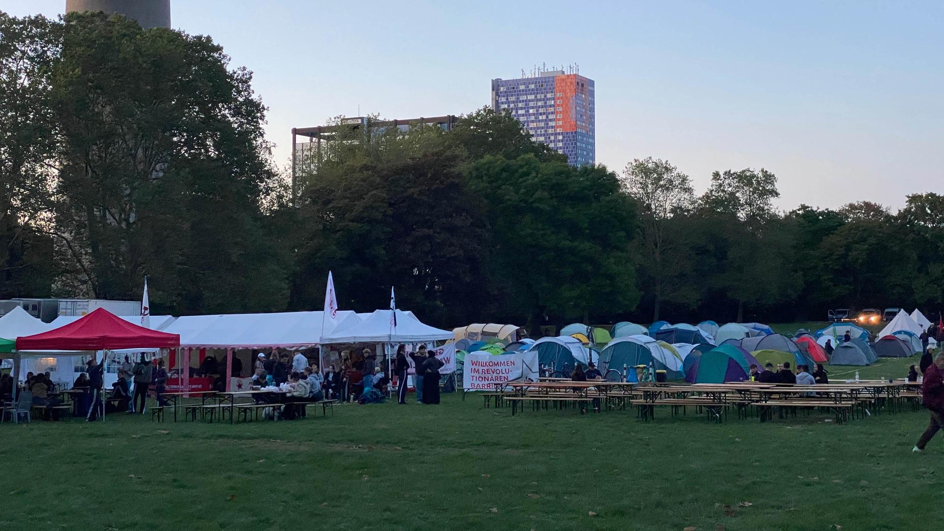"Rheinmetall entwaffnen": Protestcamp in Köln mit hunderten Teilnehmern
