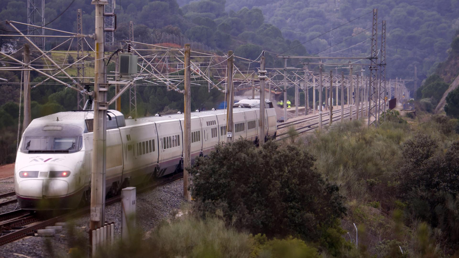 Ein Zug des spanischen Bahnbetreibers RENFE | EPA