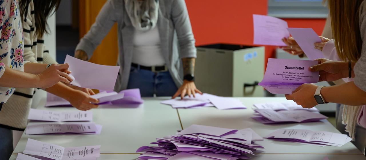 Auszählung für die Stichwahl des Oberbürgermeisters in Frankfurt (Oder). | dpa Auszählung für die Stichwahl des Oberbürgermeisters in Frankfurt (Oder).