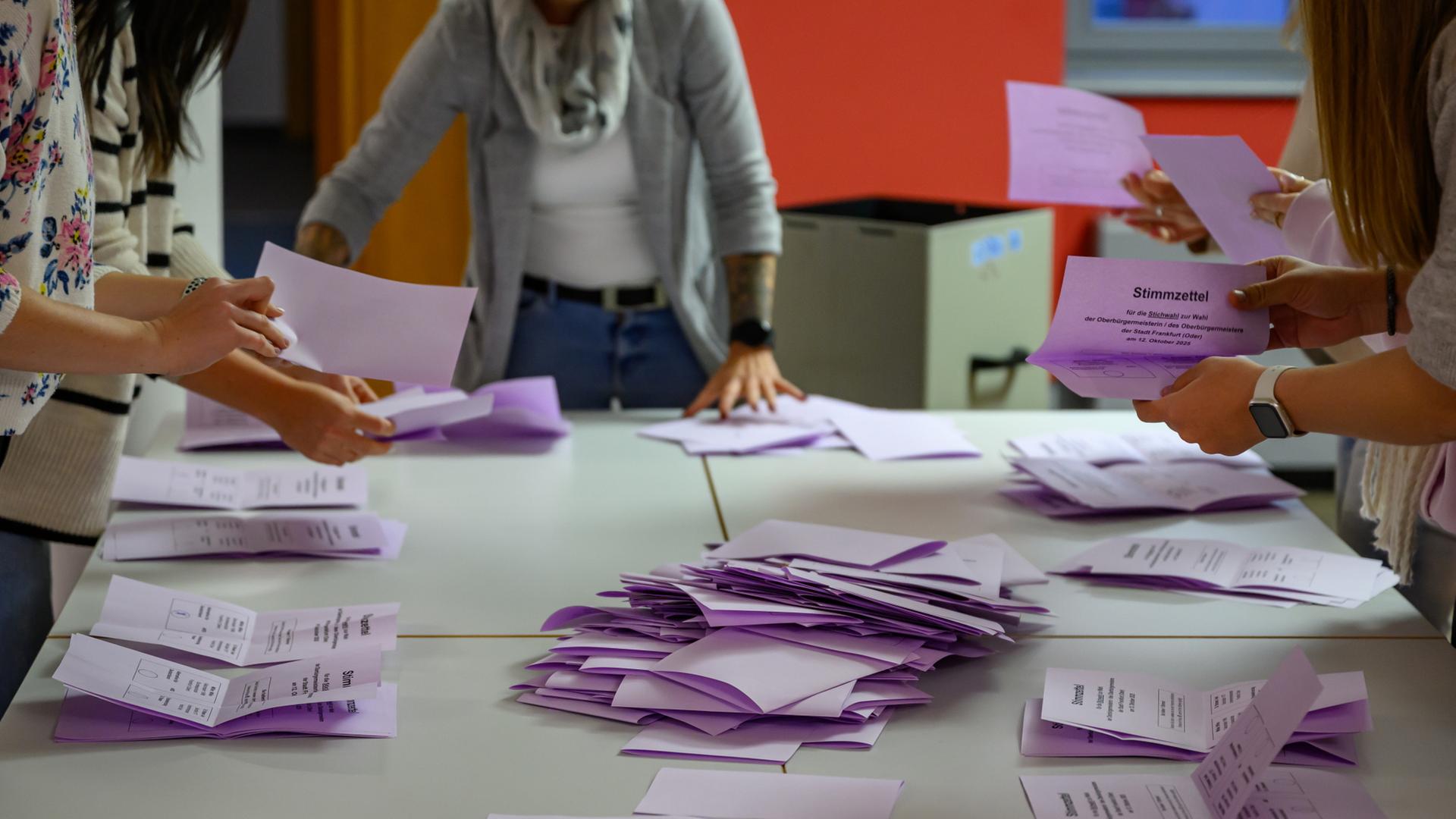 Auszählung für die Stichwahl des Oberbürgermeisters in Frankfurt (Oder). | dpa