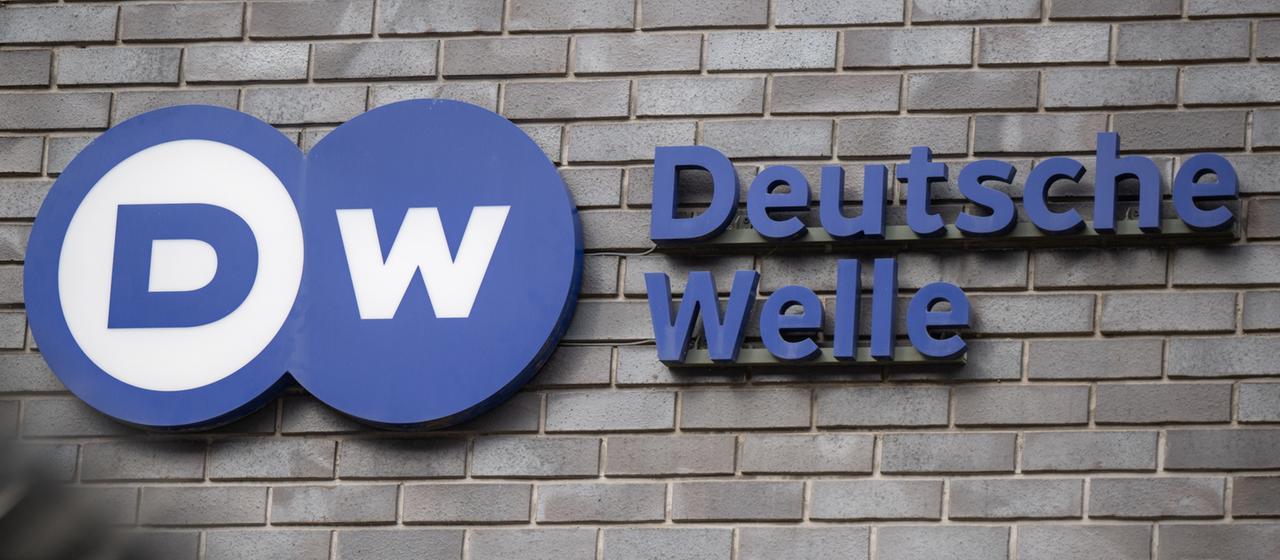 Das Logo des der Deutschen Welle am Hauptstadt-Sitz des Senders.
